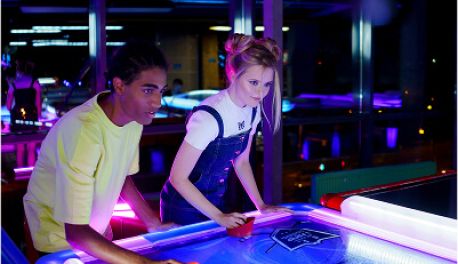 Birthday Level Up FiNDORA: Mädchen und Junge zocken Arcade