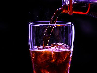 Die Quelle FiNDORA: Colo-Glas mit Eiswürfeln wird befüllt