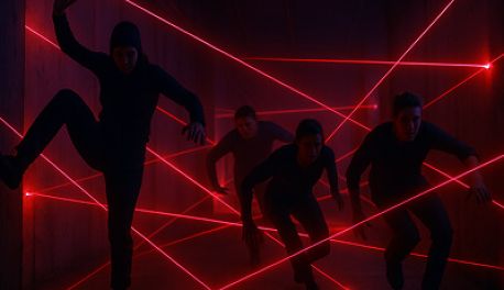 Team Mission FiNDORA: 4 Personen kämpfen sich durchs Lasernetz